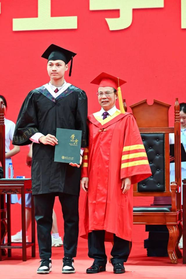 广工高水平男子篮球队队员周泽源毕业。 广工高水平男子篮球队队员周泽源毕业。