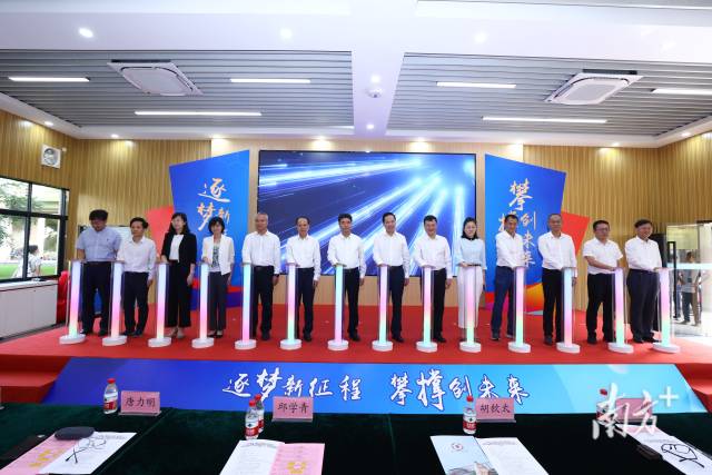 “1+2+3”攀撑计划创新创业教育成就展开幕。 “1+2+3”攀撑计划创新创业教育成就展开幕。