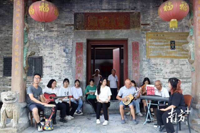 中山大学丰“遗”足食学生团队通过实地走访了解当地文化。 中山大学丰“遗”足食学生团队通过实地走访了解当地文化。