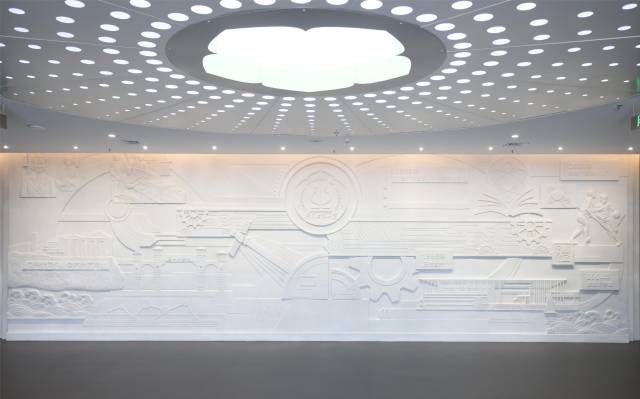 开云网页版登录入口校史馆浮雕墙。