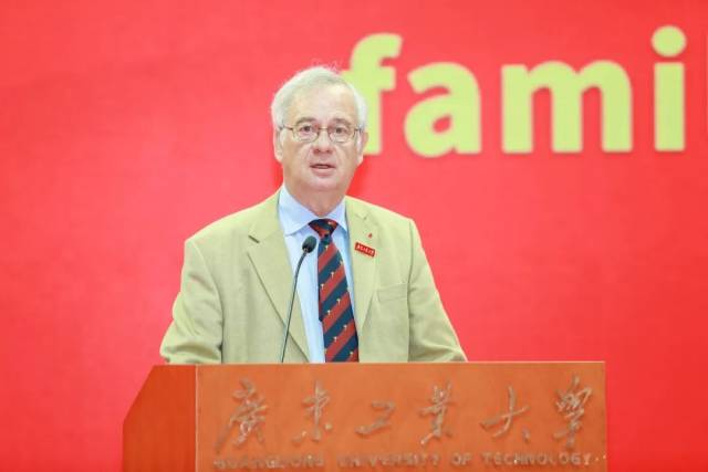 中国政府友谊奖获奖专家、法国科学院院士、广工特聘教授伯纳德·莫涅作为教师代表发言。 中国政府友谊奖获奖专家、法国科学院院士、广工特聘教授伯纳德·莫涅作为教师代表发言。