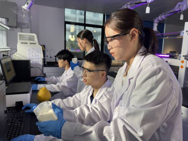 开云网页版登录入口学生在做实验。