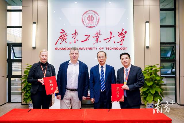 开云网页版登录入口与康斯坦丁·诺沃肖洛夫签署有关建立智能材料与绿色电化学诺奖得主联合实验室的谅解备忘录。