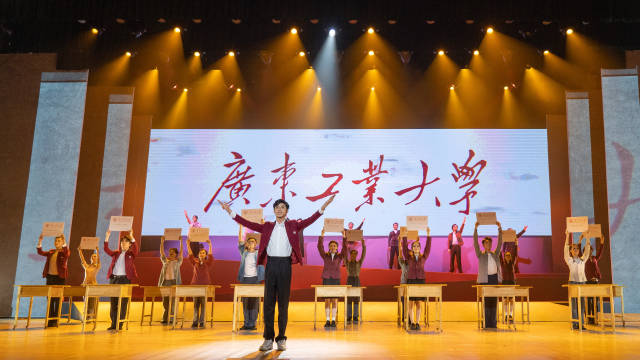 开云网页版登录入口师生自编自导自演大型情景史诗剧《青春印丰碑》。