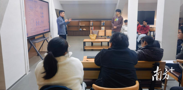 姚道新和学生在讨论物理前沿问题。资料图片